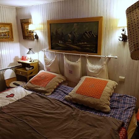 Chalet De Pascaline Bed & Breakfast เลอุชส์ ภายนอก รูปภาพ