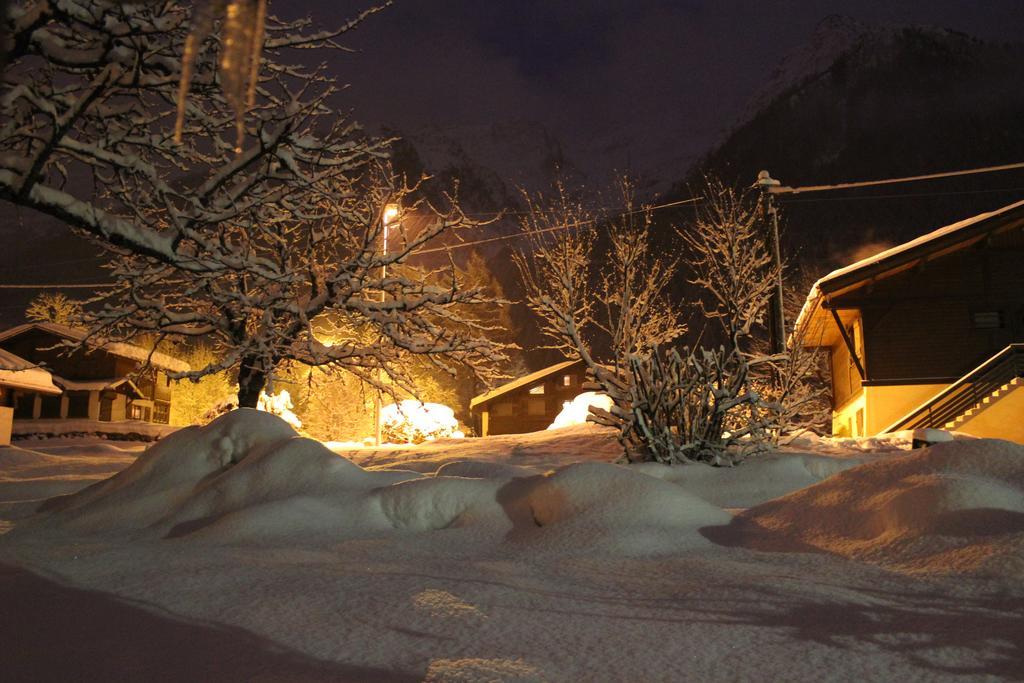 Chalet De Pascaline Bed & Breakfast เลอุชส์ ภายนอก รูปภาพ