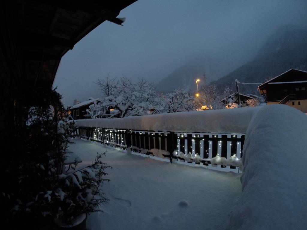 Chalet De Pascaline Bed & Breakfast เลอุชส์ ภายนอก รูปภาพ