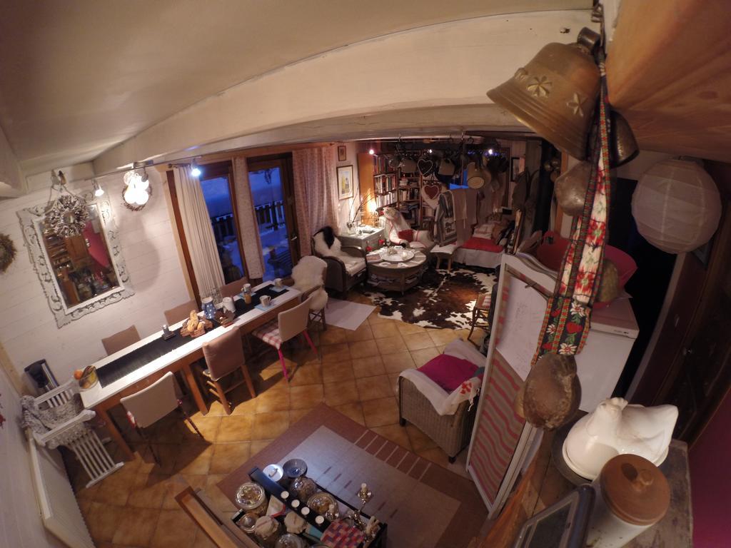 Chalet De Pascaline Bed & Breakfast เลอุชส์ ภายนอก รูปภาพ