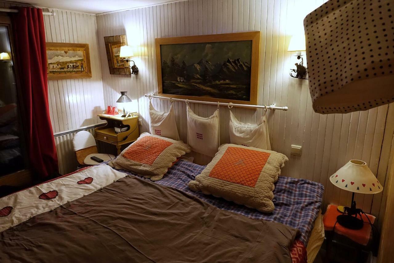 Chalet De Pascaline Bed & Breakfast เลอุชส์ ภายนอก รูปภาพ